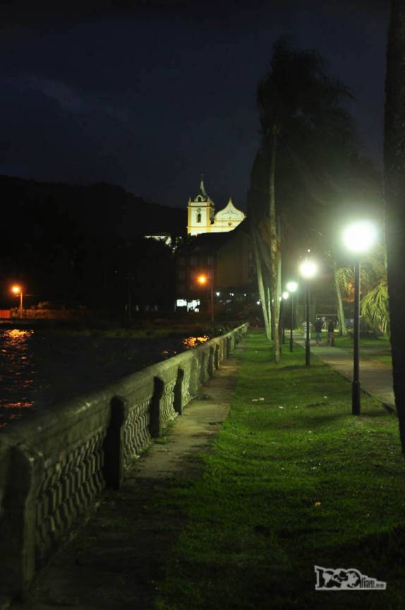 Chegando de noite à Antonina, cidade histórica no litoral do Paraná